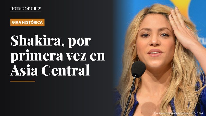 Shakira sonríe ante un micrófono durante una rueda de prensa en Brasil en 2014