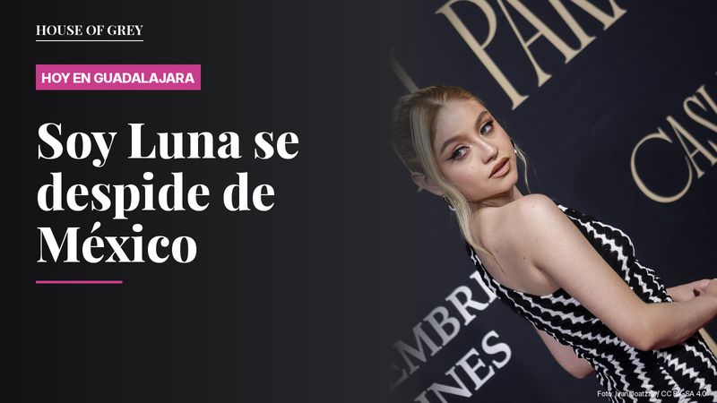 Karol Sevilla posa con un vestido de rayas blanco y negro en la premiere de la película Casi el Paraíso en 2024