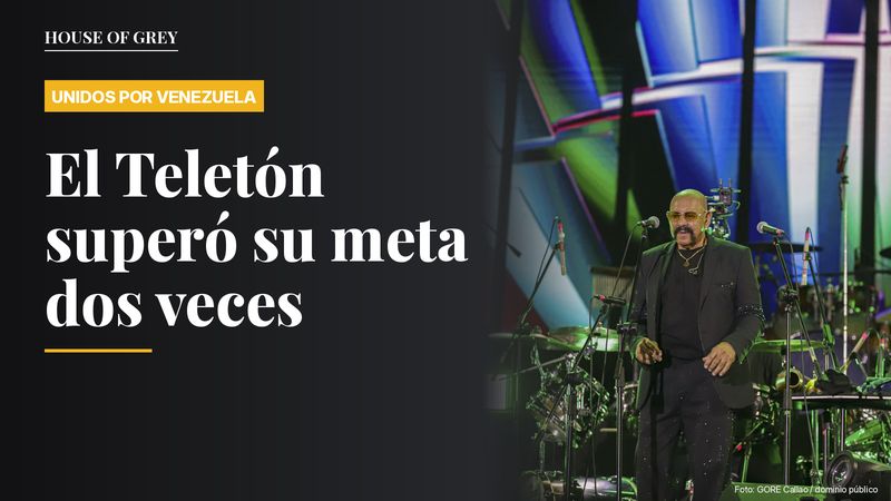 Oscar D'León canta en el escenario con su orquesta, iluminado por luces azules y violetas, en un concierto en el Callao en 2026