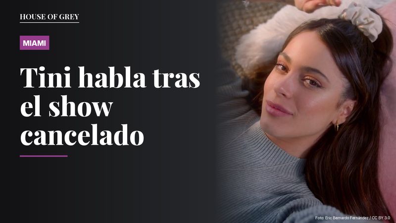 Tini Stoessel sonríe recostada sobre un almohadón en una campaña de 2020