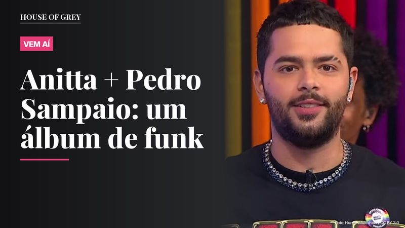 Pedro Sampaio sorri de camiseta preta com estampa colorida e corrente prateada, no programa TVZ do Multishow em 2023
