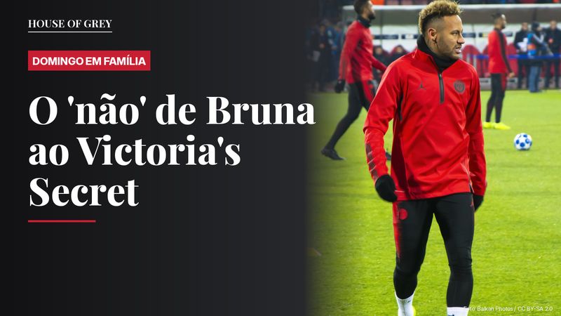 Neymar caminha no gramado de agasalho vermelho do Paris Saint-Germain durante um aquecimento em 2018