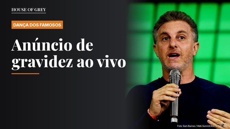 Luciano Huck fala ao microfone, de blusa escura, no palco principal do Web Summit Rio, em 2023