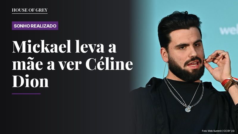 Mickael Carreira sorri no palco Music Notes da Web Summit 2022, em Lisboa