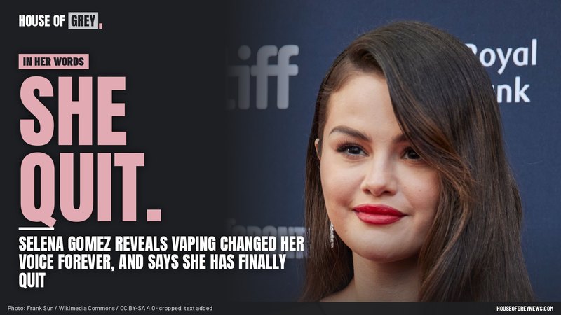 Selena Gomez sonríe en la alfombra roja del Festival Internacional de Cine de Toronto 2024, junto al texto 'SHE QUIT.'