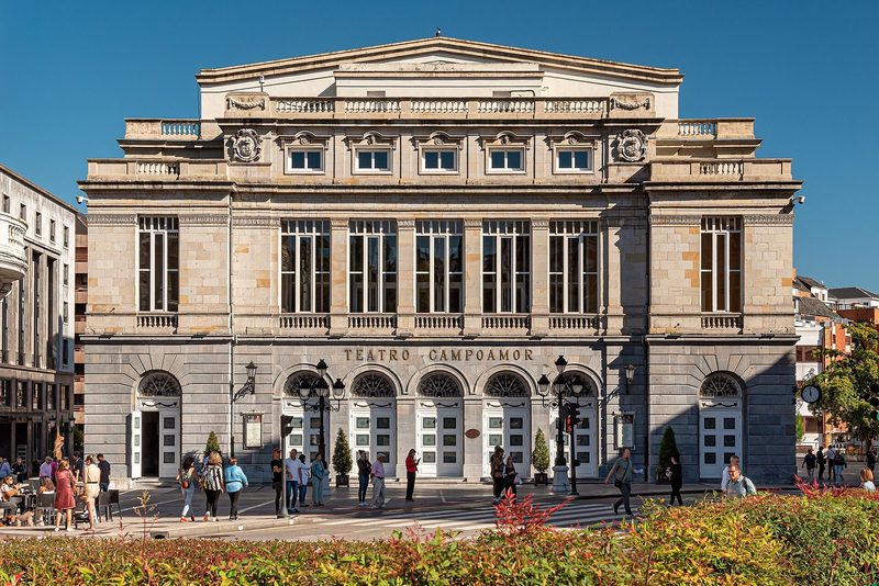 Fachada clásica de piedra del Teatro Campoamor en Oviedo