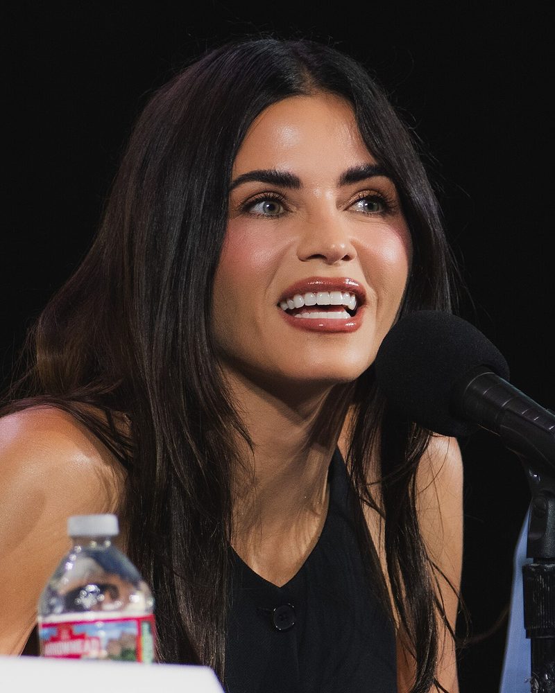 Jenna Dewan smiling at San Diego Comic-Con